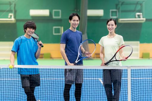 スポーツジムでテニスをする若い男女 テニス,テニススクール,スポーツジムの写真素材