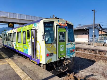 JR関西本線「関駅」ホームに停車中の車両 関駅,関西本線,三重県の写真素材