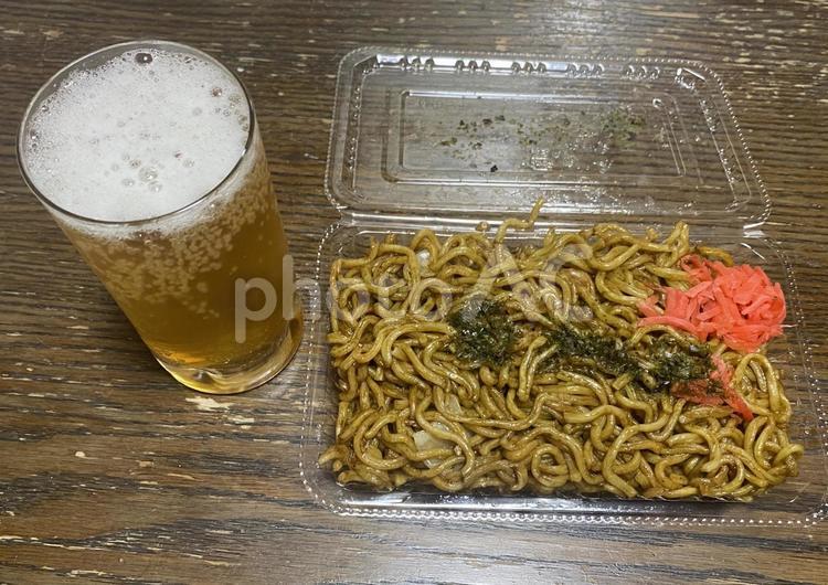 焼きそば　グラスビール　紅生姜 焼きそば,テイクアウト,露店の写真素材