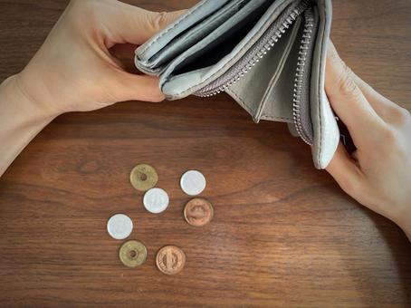 机上で財布から小銭を出す女性の手元 お金がない,財布,手の写真素材