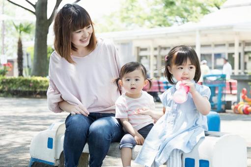 母親 育児 母親 育児 公園,女性,人物の写真素材