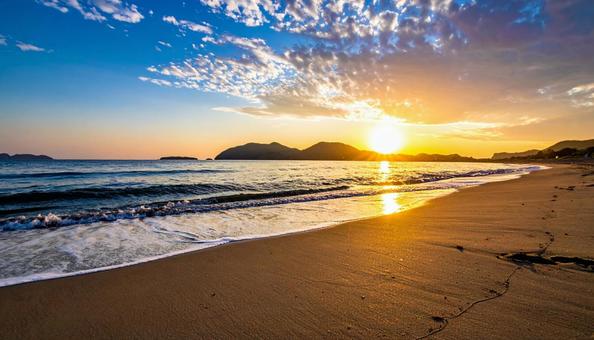 海岸の日の出の写真