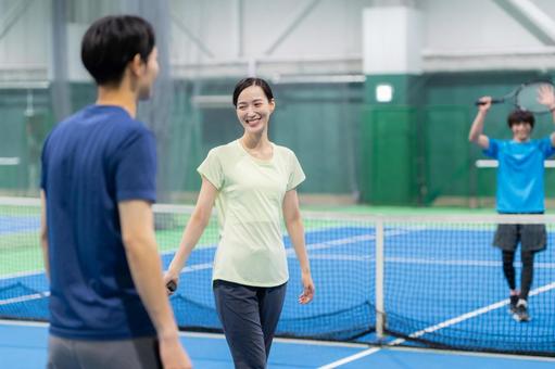 スポーツジムでテニスをする若い男女 テニススクール,スポーツジム,スポーツの写真素材