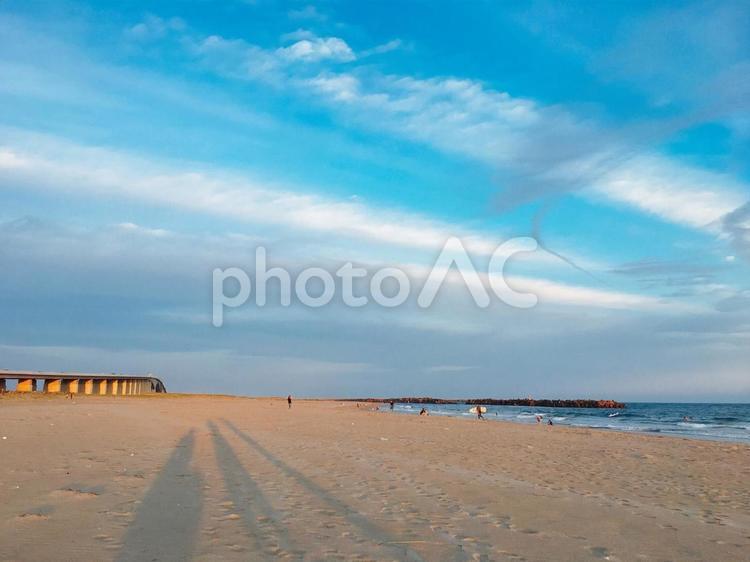 影と夕暮れの海 砂,浜,水域の写真素材