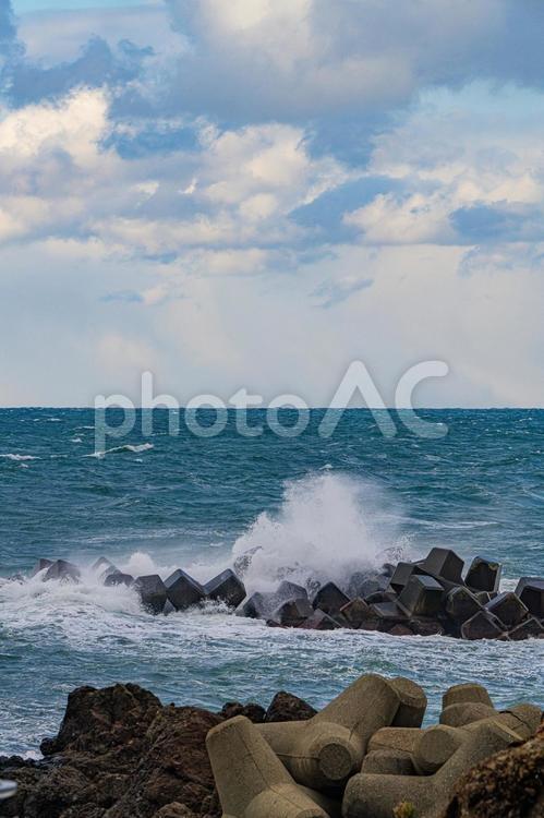 波しぶきと水平線 波,海,空の写真素材