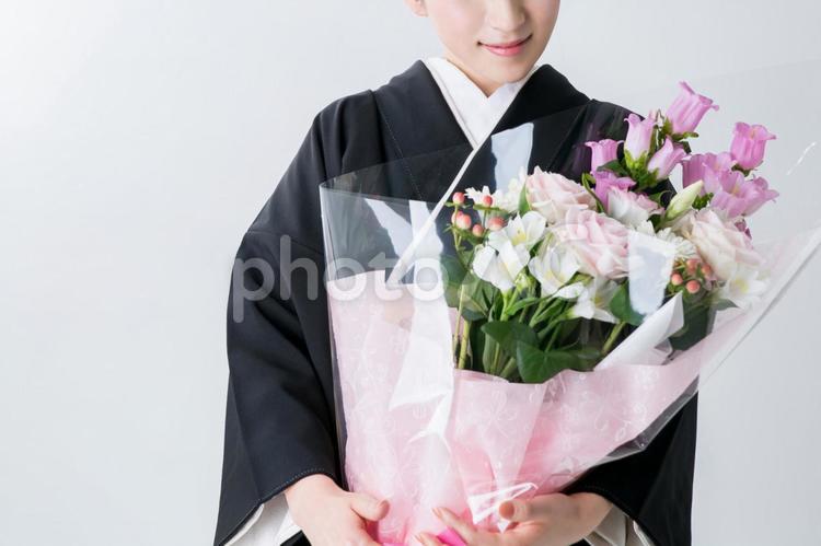 花束を持つ黒留袖の女性 結婚式,花束,両親の写真素材