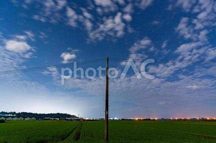 田園風景と星空 夜景,夜,星の写真素材