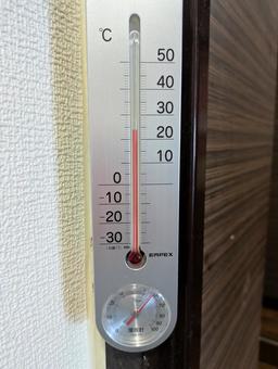 24℃を示す温度計 24℃を示す温度計 温度計,24℃,赤色の写真素材
