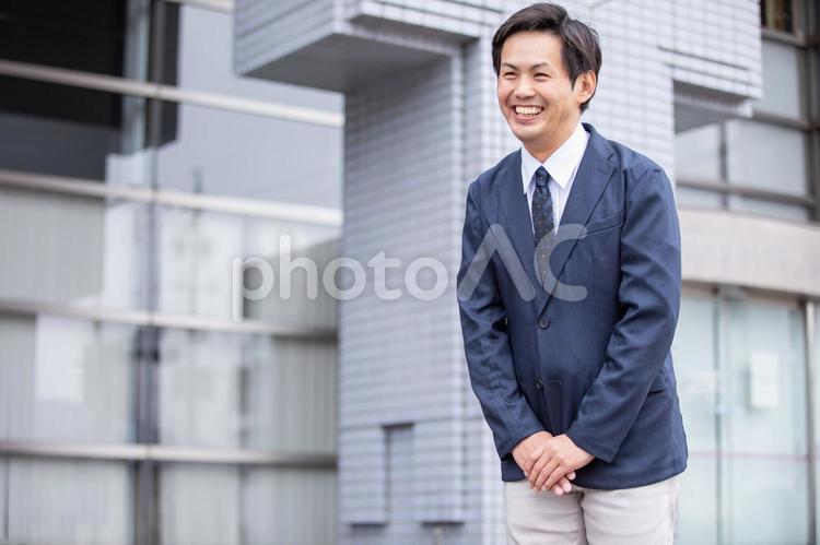 カジュアルビジネスの会社員 お辞儀,いらっしゃいませ,感謝の写真素材