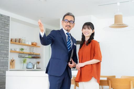 ミドル女性と商談をするセールスマン ミドル女性と商談をするセールスマン セールスマン,ビジネスマン,ミドルの写真素材