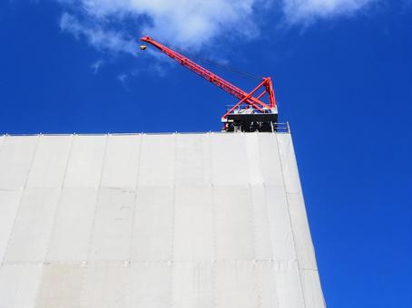 ビルの屋上に設置された建機 ビルの屋上に設置された建機 建機,建設,建築現場の写真素材