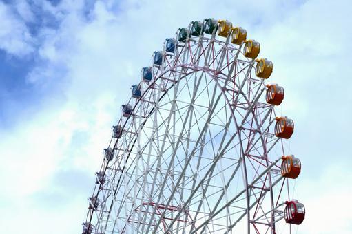 青空に映える観覧車のゴンドラの写真