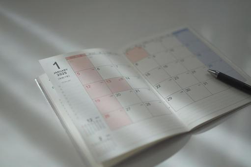 1月のページを開いた手帳(2025年) 1月のページを開いた手帳(2025年)の写真