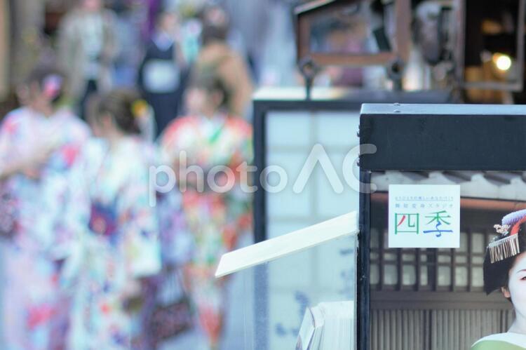 清水寺のにぎわい お参り,お土産,お土産店の写真素材