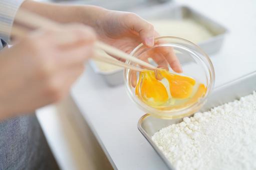 溶き卵を作る手元 溶き卵を作る手元 かき混ぜる,卵,料理の写真素材