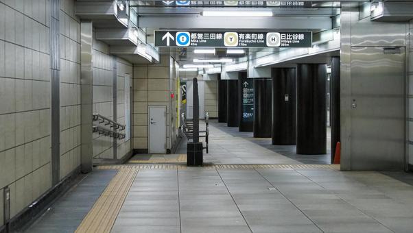 大手町駅から二重橋前駅へ続く地下通路 大手町駅から二重橋前駅へ続く地下通路の写真