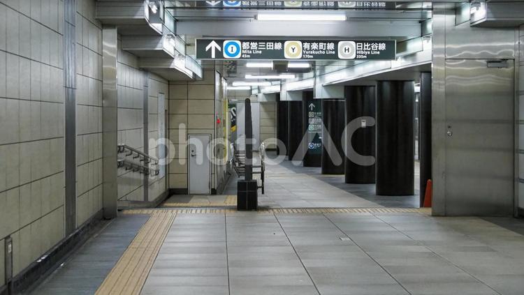 大手町駅から二重橋前駅へ続く地下通路 地下街,地下通路,地下鉄の写真素材