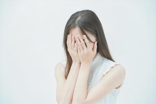 一個看起來很緊張的年輕女人 一個看起來很緊張的年輕女人