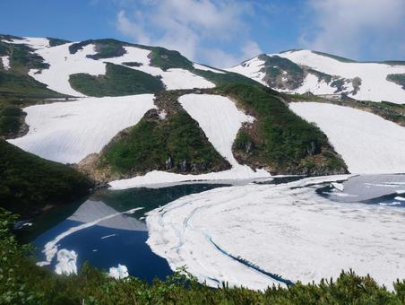 雪の残るみくりが池 雪の残るみくりが池の写真