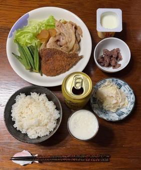 鯵フライと豚肉の生姜焼きとオクラ等の夕食 鯵フライと豚肉の生姜焼きとオクラ等の夕食の写真