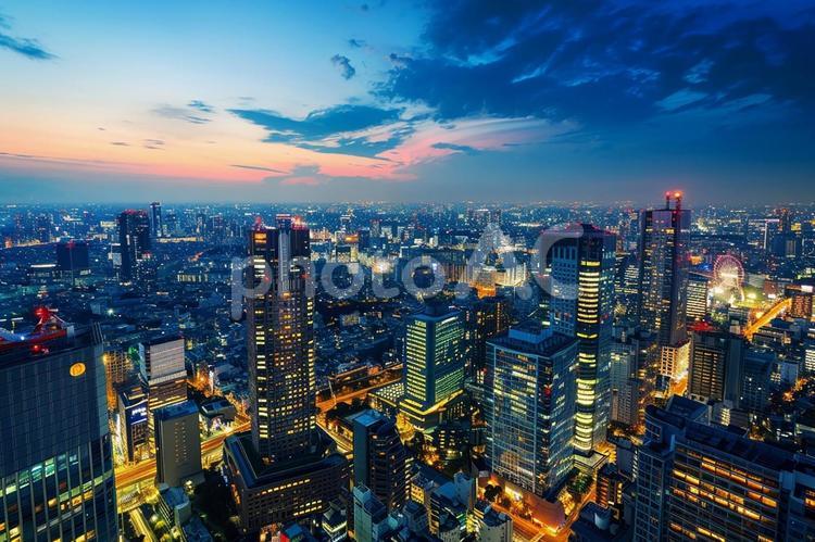 広大な夜の大都市 夜景,ライトアップ,イルミネーションの写真素材