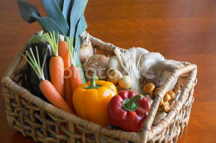 野菜ときのこの籠 えのき,かご,きのこの写真素材