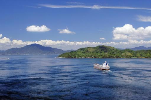 青い海原に、希望を乗せて進む船-02 青い海原に、希望を乗せて進む船-02 海,船,瀬戸内海の写真素材