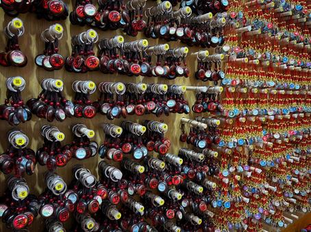 中国市場に並ぶ漢字入りお土産キーホルダー 中国市場に並ぶ漢字入りお土産キーホルダー 中国,お土産,キーホルダーの写真素材
