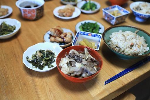 田舎のランチ(今日はちょっと豪華) 田舎のランチ(今日はちょっと豪華) 昼食,ランチ,キノコご飯の写真素材