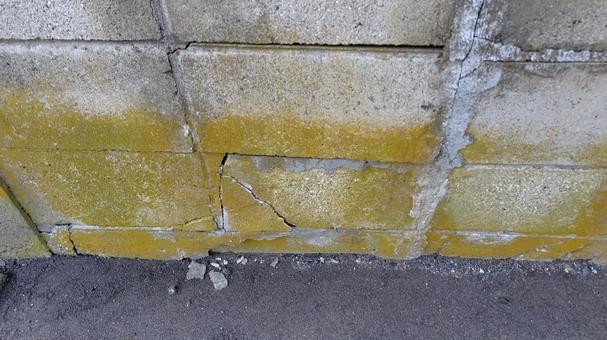 ヒビがひいったブロック塀 塀,ブロック塀,ヒビの写真素材