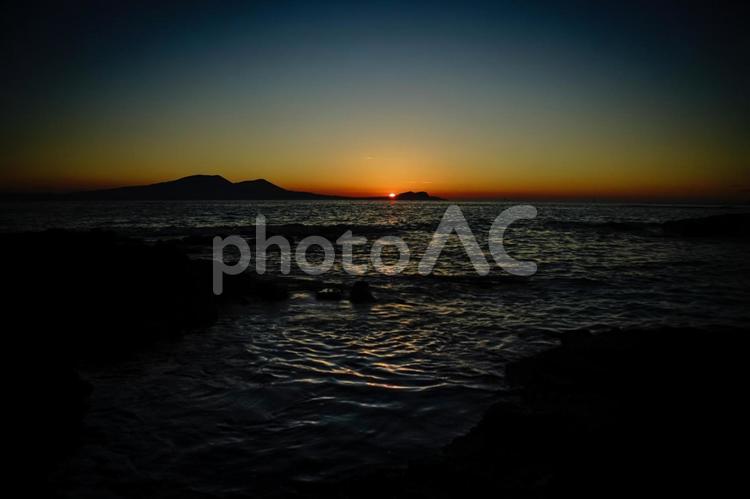 ＜五島の風景＞夏の海から昇る太陽の景色 海,夜明け,日の出の写真素材