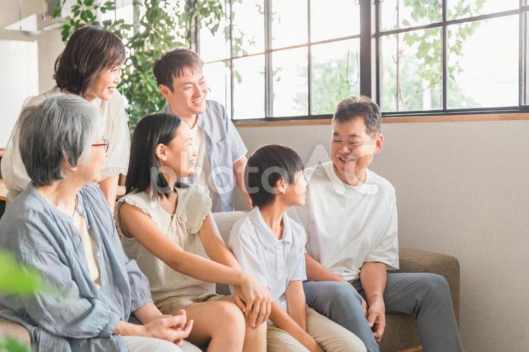 家で家族団欒する三世代家族・ファミリー 家族,おじいちゃん,祖父の写真素材