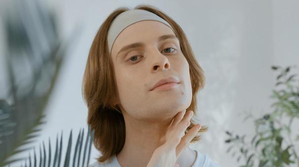 カメラ目線で顎を触るヘアバンドをした男性 男性,外国人,欧米人の写真素材