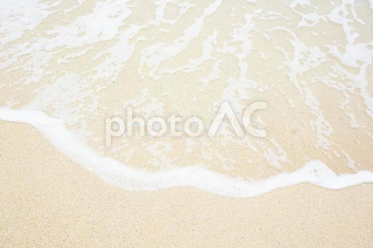 波打ち際　透明な海と白い砂浜 海,オーシャン,波打ち際の写真素材