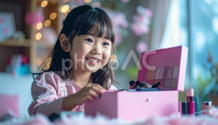 子供用のメイクボックスとメイクする女の子 子供メイク,憧れ,化粧の写真素材