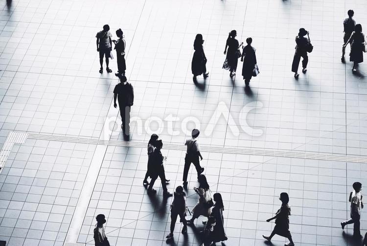 都市を行き交う群衆 ビジネスイメージ ショッピング,おでかけ,休日の写真素材