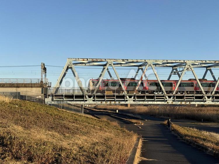 荒川の河川敷と横切る鉄橋　電車が通る 鉄橋,インフラ,電車の写真素材