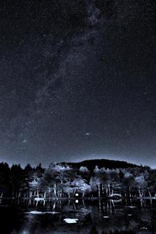 美女ヶ池の夜空3 美女ヶ池の夜空3 星空,天の川,銀河の写真素材
