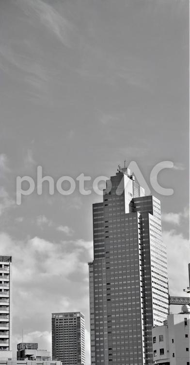 銀座の風景７　聖路加タワー　モノクロ コピースペース,ビル,モノクロの写真素材