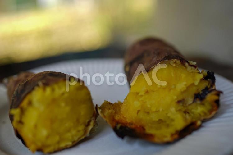ほくほくの焼き芋 焼き芋,さつまいも,秋の写真素材
