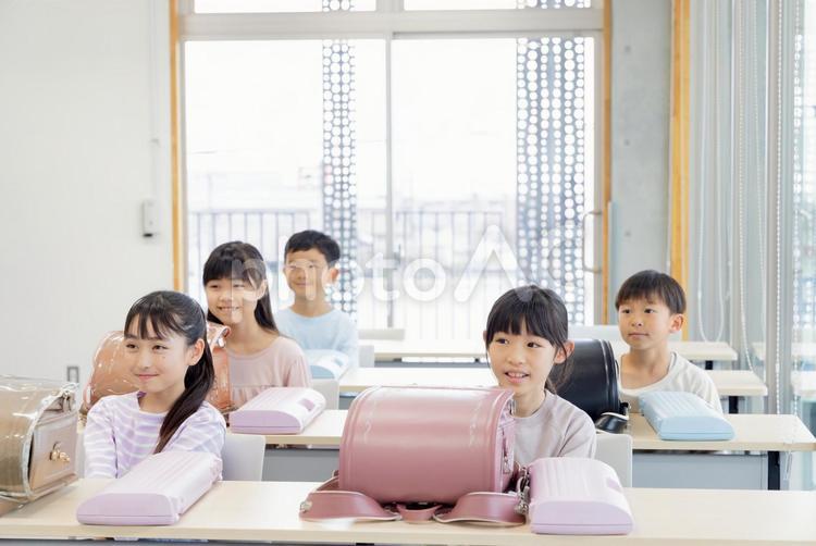 朝と夕方のホームルームイメージ 小学生,ホームルーム,女性の写真素材