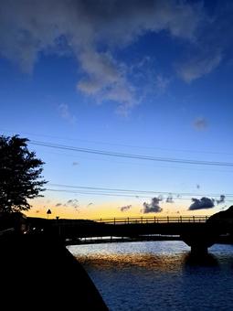 夕暮れ 名瀬の橋 夕暮れ 名瀬の橋の写真
