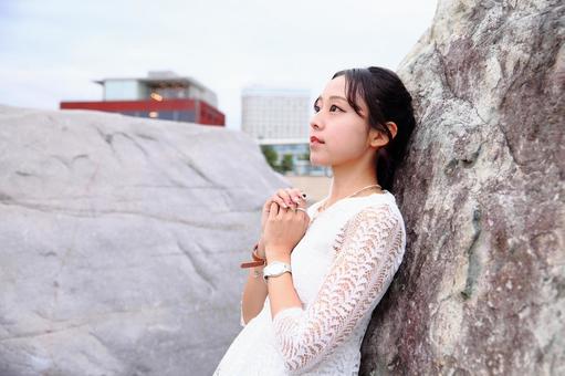 海岸の大きな岩にもたれる女性 女性,海岸,秋の写真素材