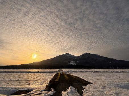 冬、夕暮れの磐梯山 冬、夕暮れの磐梯山の写真