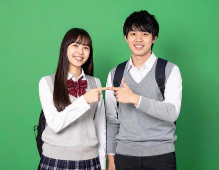 ポーズを決める高校生男女 グリーンバック ポーズを決める高校生男女 グリーンバックの写真