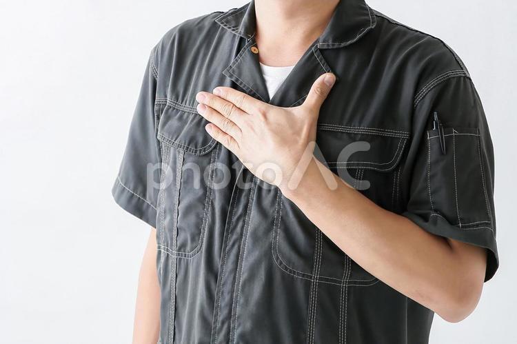 胸に手をあてる作業着の男性 1人,30代,40代の写真素材