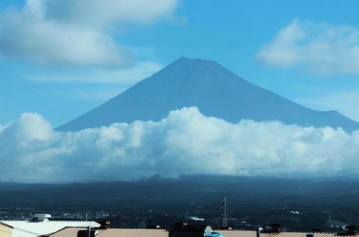 7月下旬の新幹線からの夏の富士山 7月下旬の新幹線からの夏の富士山の写真