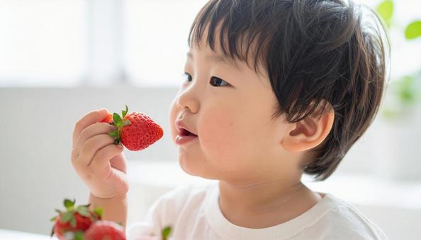 苺を食べる可愛い子供の写真