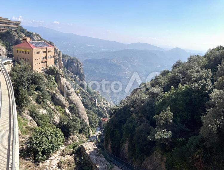 ロープウェイと鉄道の線路（モンセラット） バルセロナ,スペイン,カタルーニャの写真素材