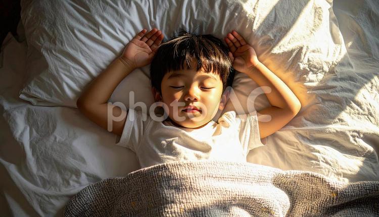 両手をあげて熟睡する男の子 男の子,幼児,人物の写真素材